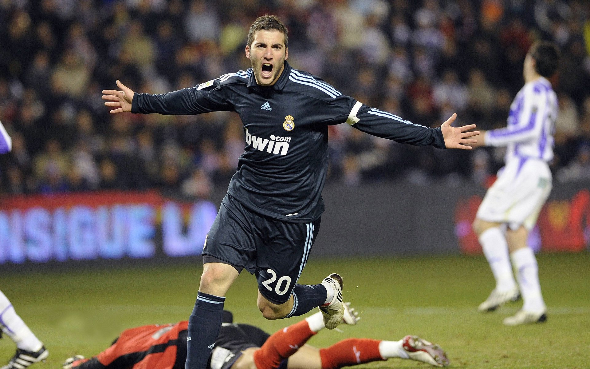 德甲争冠战之夜，伦纳德关键时刻站出来