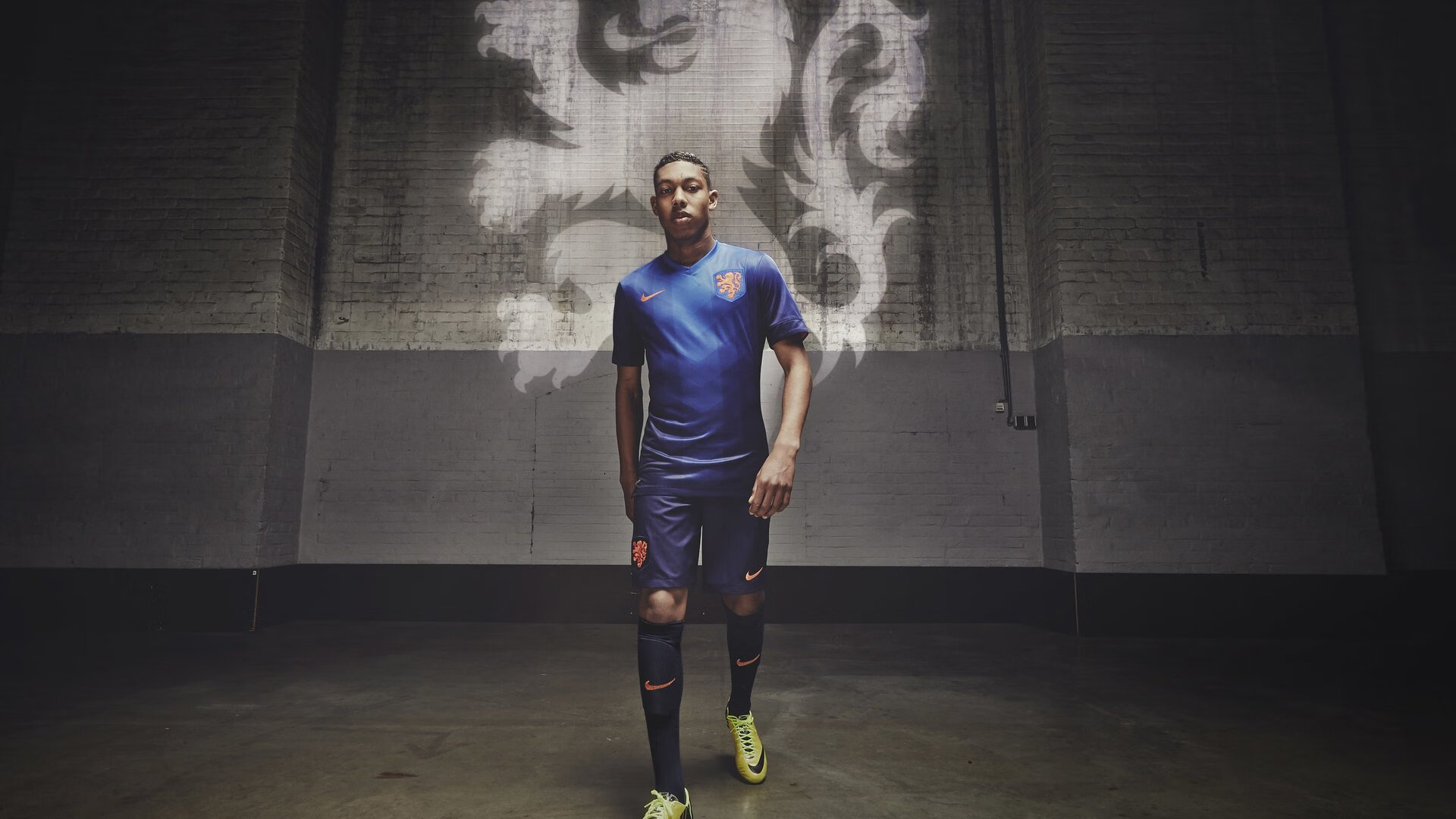 黄蜂蛰醒联盟，当关键先生詹姆斯在废墟上重建王权